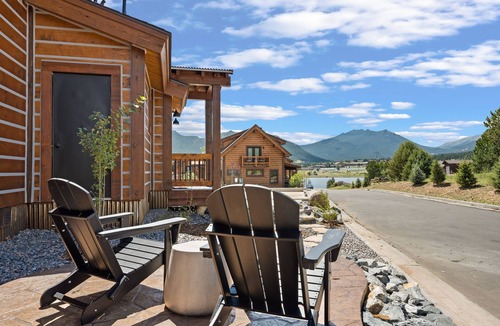 Estes Park Cabin | Estes Dream! End Unit with Patio, Indoor/Outdoor Fireplace and Jacuzzi