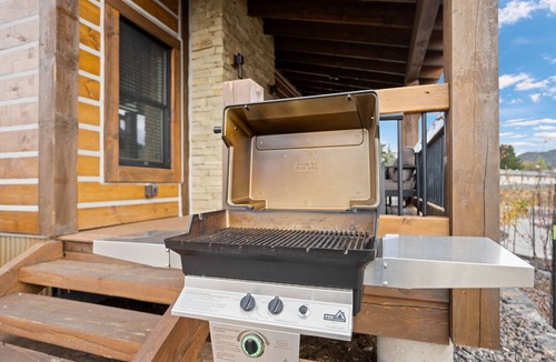 Estes Park Cabin | Estes Dream! End Unit with Patio, Indoor/Outdoor Fireplace and Jacuzzi
