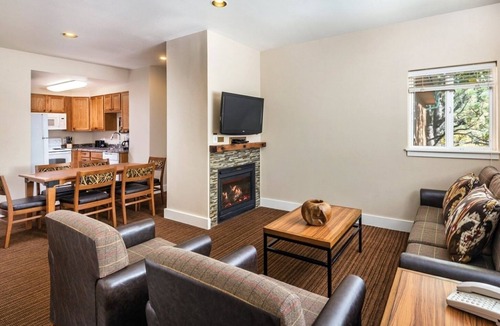Estes Park Resort | Estes Park | Rocky Mtn Getaway | Hot Tub & Fireplace | 2BR