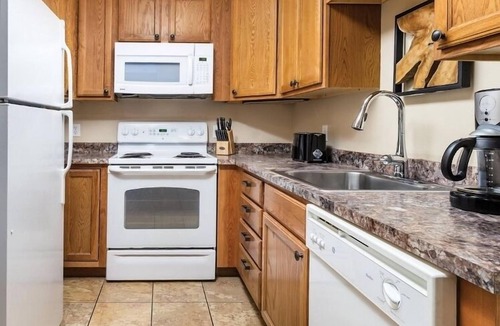 Estes Park Resort | Estes Park | Rocky Mtn Getaway | Hot Tub & Fireplace | 2BR
