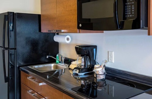 Overland Park Hotel | et-Friendly Hotel with Kitchens Near Overland Park Arboretum Trails