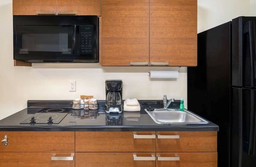 Overland Park Hotel | et-Friendly Hotel with Kitchens Near Overland Park Arboretum Trails