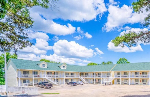 Eureka Springs Apartment | Eureka Springs | King Bed