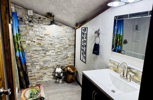Fayetteville Cabin | Exciting Hobbit House Rental Ideal for a Fun Vacation in Arkansas