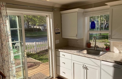 Taylor House | EXECUTIVE SUITE, KITCHEN, BATH, LAUNDRY, & DIRECT TV