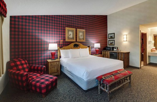 St. Joseph Hotel | Expanded King with Whirlpool in Stoney Creek St. Joseph