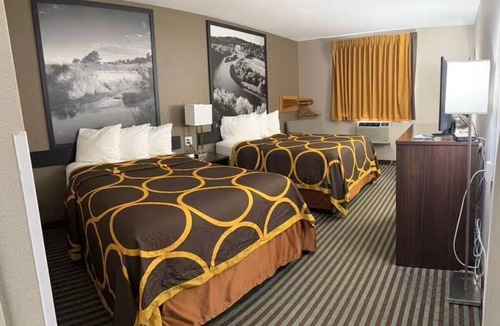 Lexington Hotel | Experience an Easy and Relaxing Stay | Located Near Dining Spots + Free Parking
