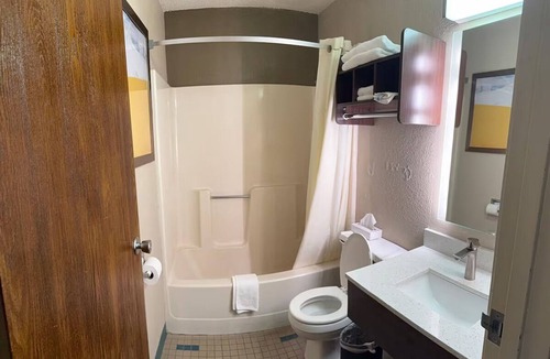 Lexington Hotel | Experience an Easy and Relaxing Stay | Located Near Dining Spots + Free Parking