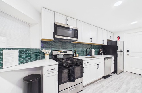 Wrigleyville Apartment | Expertly designed 2BR Art Deco sanctuary.