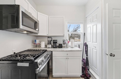 Des Moines House | Fabulous 2-bedroom house with AC in Des Moines