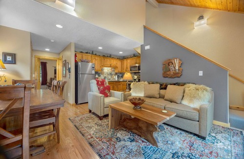 Fall River Estates Condo | Fall River Riverfront Condo + Private Hot Tub