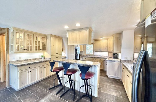 Kanab Cabin | Family Cabin w/Hot Tub | Red Rock Views | Pets