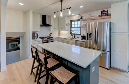 Waldron House | Family friendly 4-bedroom house with AC in KC, MO. 15 minutes to downtown.