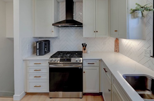 Waldron House | Family friendly 4-bedroom house with AC in KC, MO. 15 minutes to downtown.