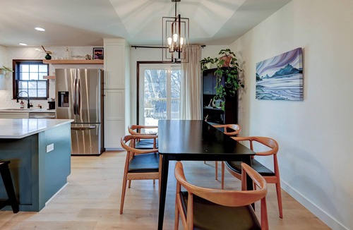Waldron House | Family friendly 4-bedroom house with AC in KC, MO. 15 minutes to downtown.
