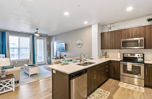 Draper Apartment | Family Friendly Beach Theme with Hot Tub!