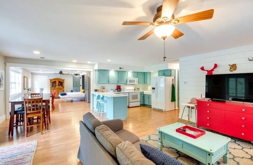 La Cygne House | Family Friendly Lake House -1 hour from KC!