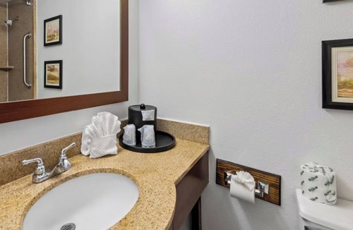 South Central Omaha Hotel | Family-Friendly Stay Near Omaha Zoo & Riverfront – w/Pool & Free Breakfast