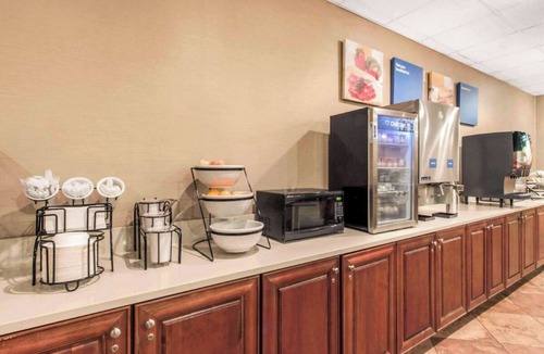 South Central Omaha Hotel | Family-Friendly Stay Near Omaha Zoo & Riverfront – w/Pool & Free Breakfast