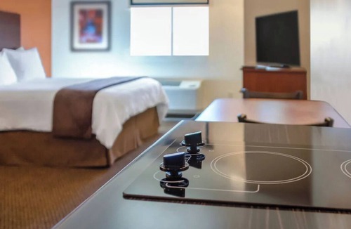 Overland Park Hotel | Family-Friendly Suites Near Overland Park Arboretum and Trails