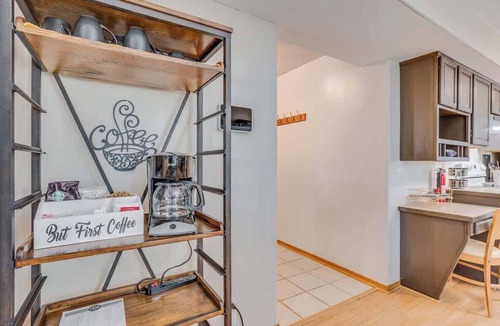 Derby House | Family Retreat Close to Shopping and Town Fun! King Master Suite & Pack N Play