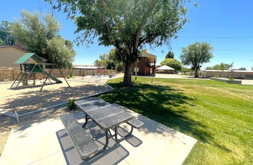 Jensen House | Family reunion and corporate retreat lodge near Dinosaur National Monument, sleeps up to 40