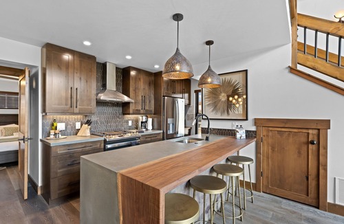 Estes Park Cabin | Fantastic Views! Private Jacuzzi and Indoor/Outdoor Fireplace ,Two Large Patios!