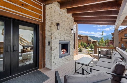 Estes Park Cabin | Fantastic Views! Private Jacuzzi and Indoor/Outdoor Fireplace ,Two Large Patios!