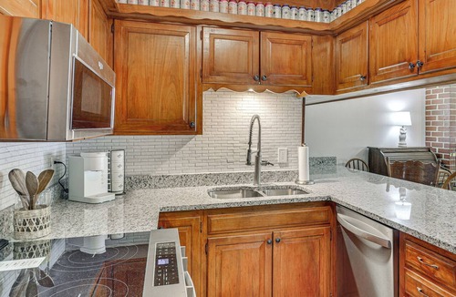 Shawnee Cottage | Fenced Yard & Patio! Shawnee Getaway 2 Mi to Dtwn