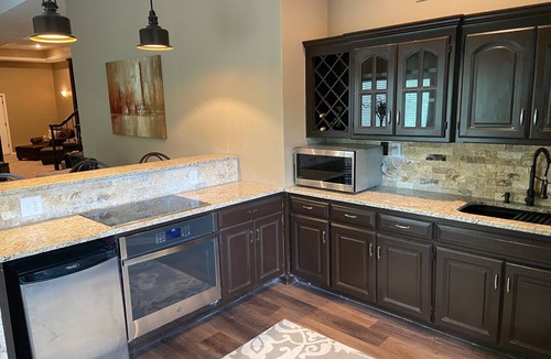 Shawnee House | Major international sporting event HQ/Luxury 5 BR/Sleeps 14/14mi Arrowhead/2 Kitchens/Private Suite