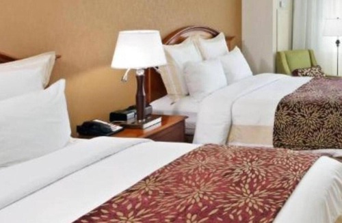 Lone Tree House | Find a quiet retreat at our Denver hotel near Park Meadows