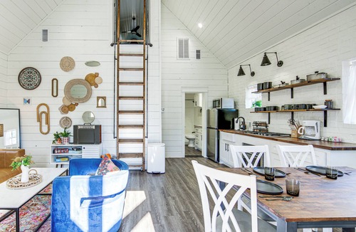 Rusk Cabin | Fire Pit, Deck & Grill: Charming Rusk Cabin!