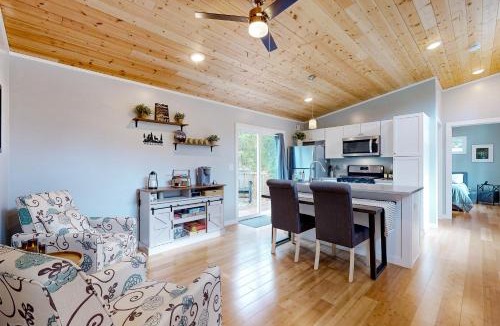 Carson House | Fire Pit & Mtn Views! Cabin | $1 Cleaning Fee