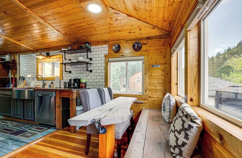 Drake Cottage | Fish & Hike! Hot Tub Haven 2 Mi to Estes Park