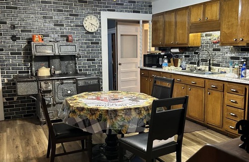 Norton County House | Fishermen, Hunters, Family Getaways, Retreats & More at Spring Creek Cottage