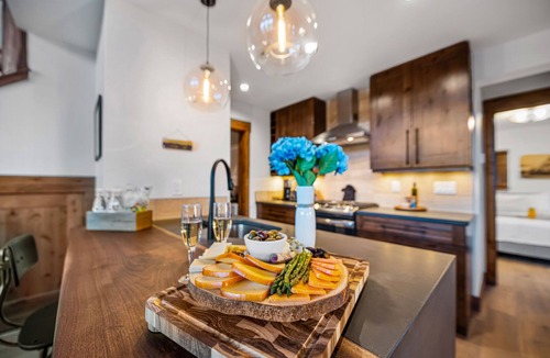 Estes Park Cabin | Fly Rod Inn – Jacuzzi and Indoor/Outdoor Fireplace, Two Large Patios