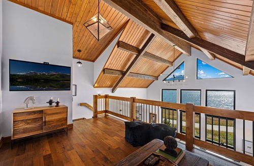 Estes Park Cabin | Fly Rod Inn – Jacuzzi and Indoor/Outdoor Fireplace, Two Large Patios