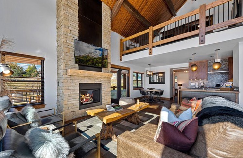 Estes Park Cabin | Fly Rod Inn – Jacuzzi and Indoor/Outdoor Fireplace, Two Large Patios