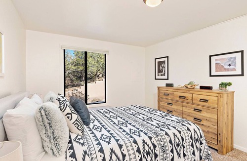 Northeast Santa Fe Hotel | Fort Marcy 75 | Walk to Plaza | Fireplace | Kitchen | Hot Tub | Pool | End Unit | Single Level