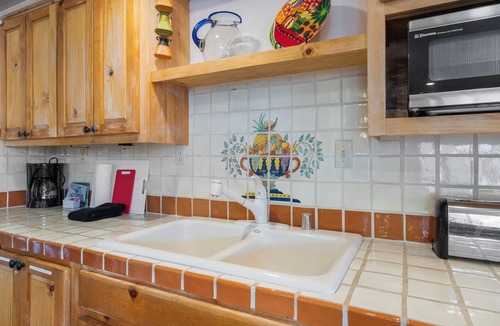 Northeast Santa Fe Hotel | Fort Marcy 95 | Walk to Plaza | Kiva Fireplace | Full Kitchen | Hot Tub | Pool | End Unit | 2 Levels