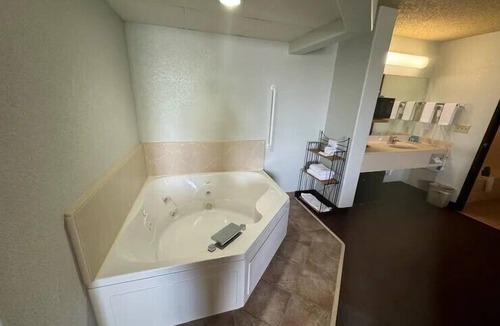 Russell Hotel | Fossil Creek Hotel And Suites