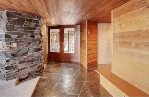 Burley House | Frank L Wright insp. house waterfront beach access