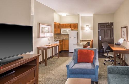 Independence Condo | Free Breakfast. Outdoor Pool & Hot Tub. Great for Business Travelers!