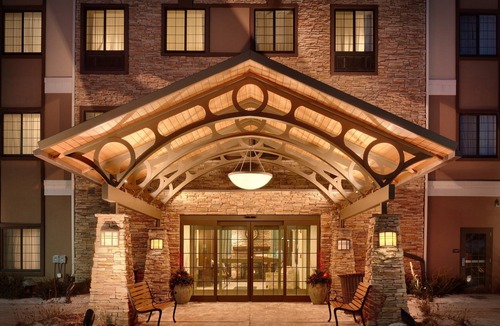 Omaha Apartment | Free Breakfast. Pool. Gym. Close to the Children’s Hospital!