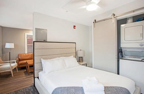 Hanover Place Apartment | FRONTDESK Bright Studio Apt near Union Station