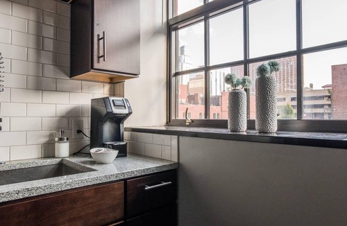 Downtown Kansas City Apartment | Frontdesk | Central 1BR + Balcony Near City Market