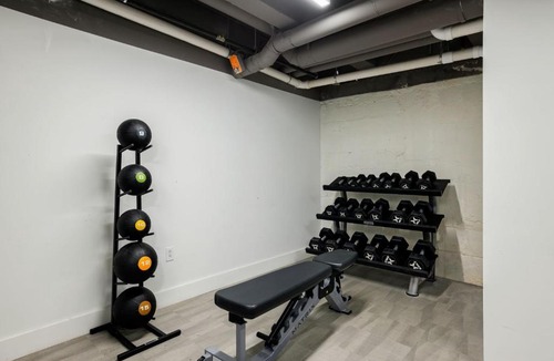 Hanover Place Apartment | FRONTDESK Studio Apt near Boulevard Brewing
