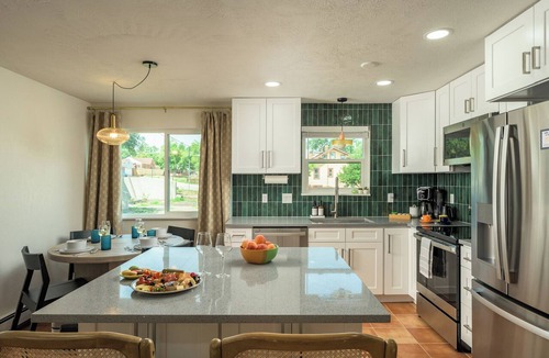 Berkley Condo | ☀Full Amenities, Two King Beds each w/private ensuite bathroom, Centrally located☀