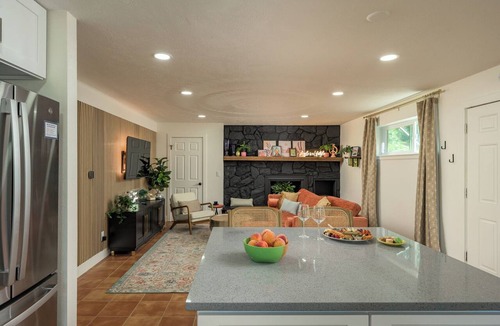 Berkley Condo | ☀Full Amenities, Two King Beds each w/private ensuite bathroom, Centrally located☀