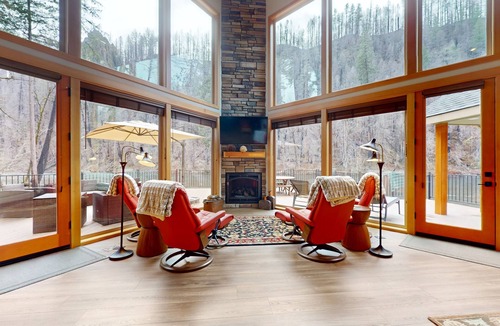 Vida House | Fully rebuilt riverfront home with deck, fireplace, & W/D - dog-friendly